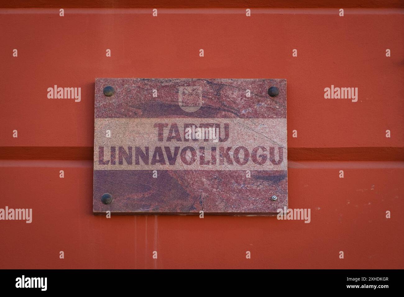 Tartu, Estland - 25. Mai 2024: Nahaufnahme des Typenschildes des Stadtrates von Tartu auf dem Gebäude, Stockfoto