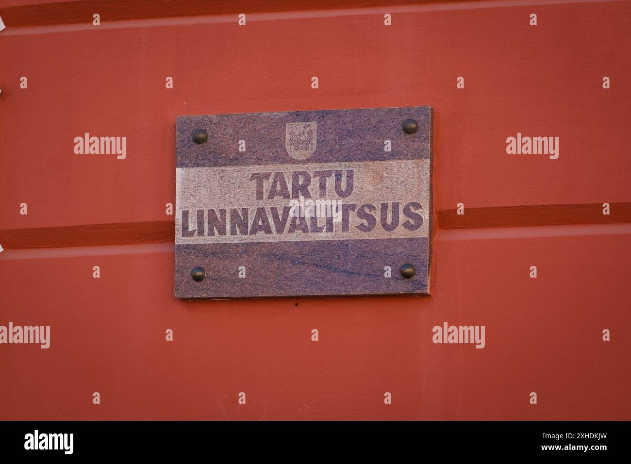 Tartu, Estland - 25. Mai 2024: Nahaufnahme des Namensschildes der Stadtverwaltung von Tartu auf dem Gebäude, Stockfoto