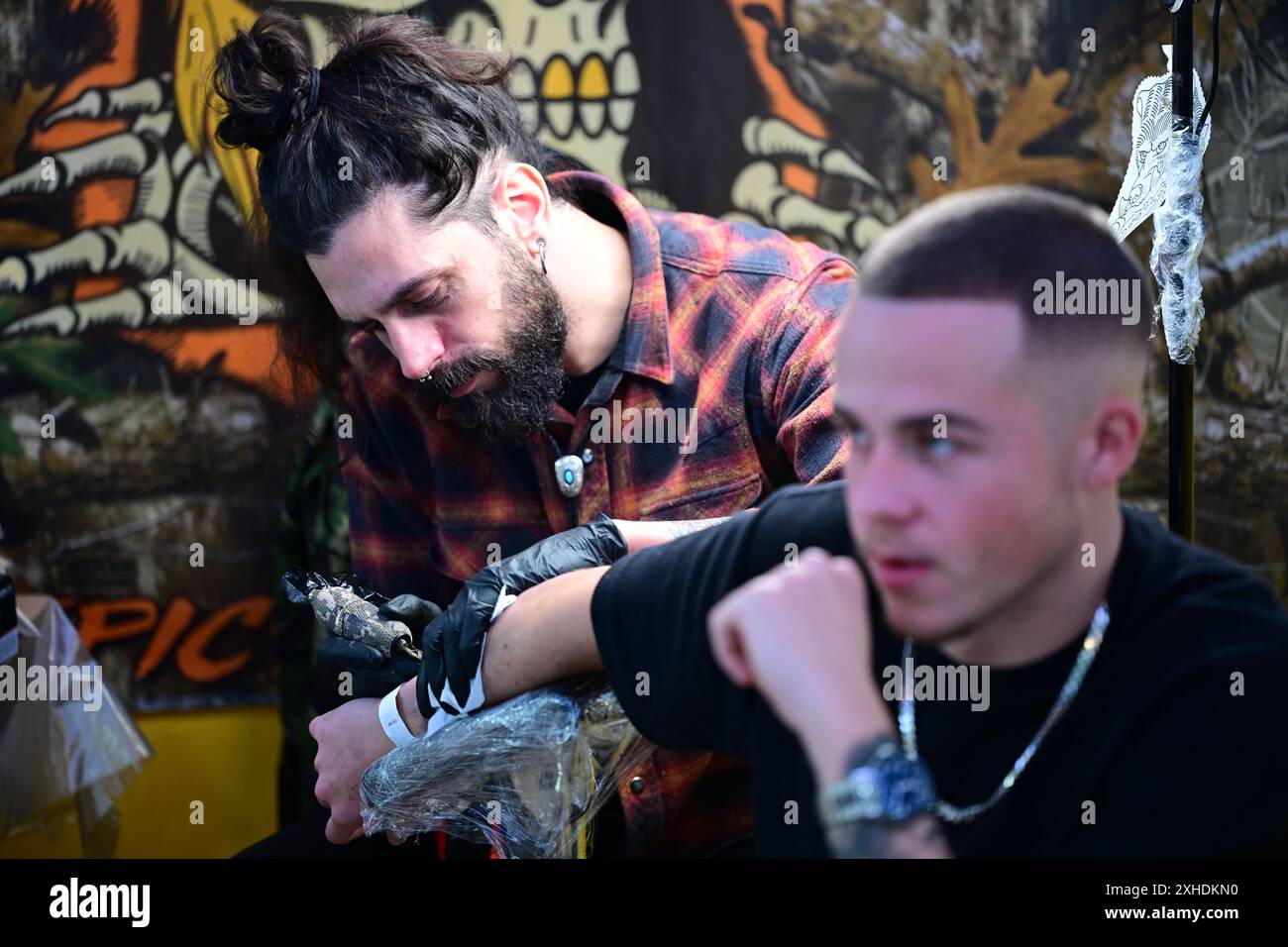 Mann auf der Tattoo Convention in Malmö Schweden am 11. november 2023. Stockfoto