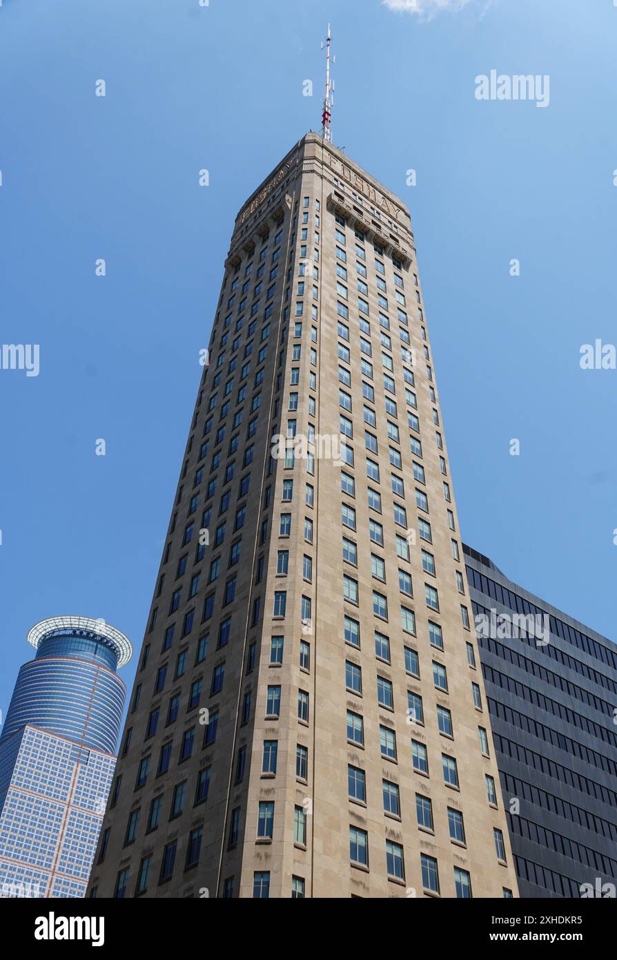 Minneapolis, Minnesota, USA S - 12. Juli 2024 - die Fernsicht auf den Gipfel des Foshay Tower Stockfoto