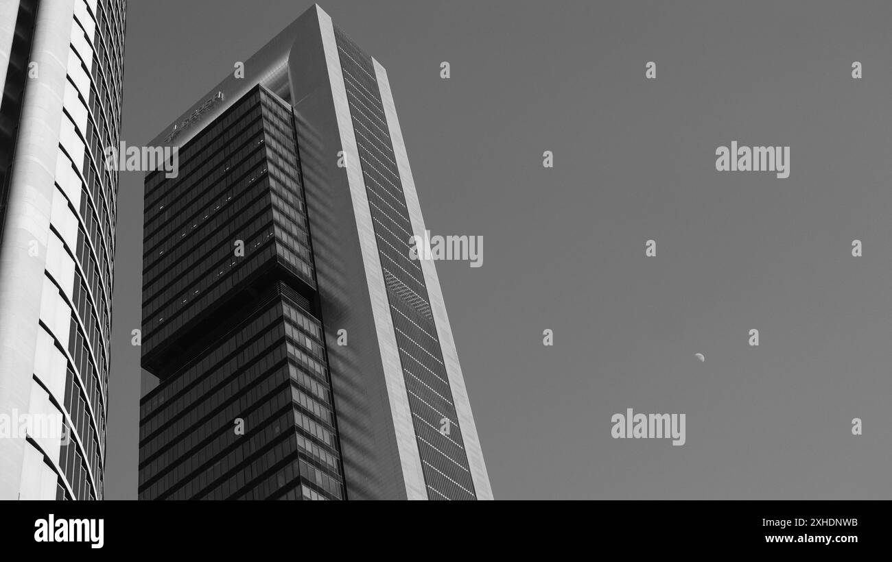 Blick auf den Torre Cepsa auf dem Paseo de la Castellana in Madrid, im Finanzkomplex der 4 Türme. 13. Juli 2024 in Spanien Stockfoto