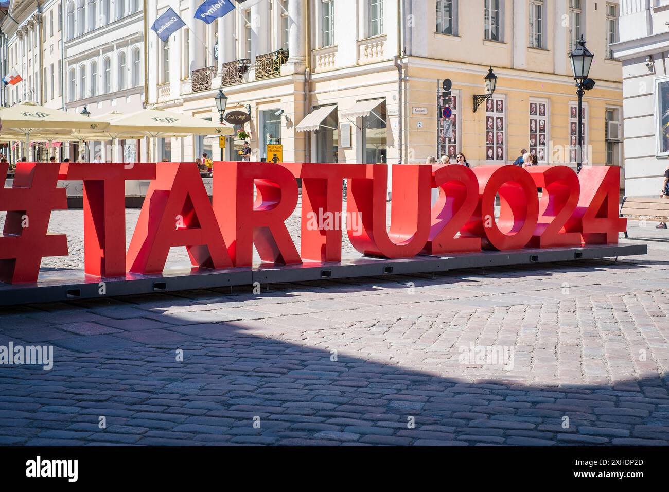 Tartu, Estland - 25. Mai 2024: Großes Schild mit dem Namen „#Tartu2024“ auf dem Rathausplatz im Zentrum der Altstadt, das die europäische Kulturhauptstadt des Jahres Ti fördert Stockfoto