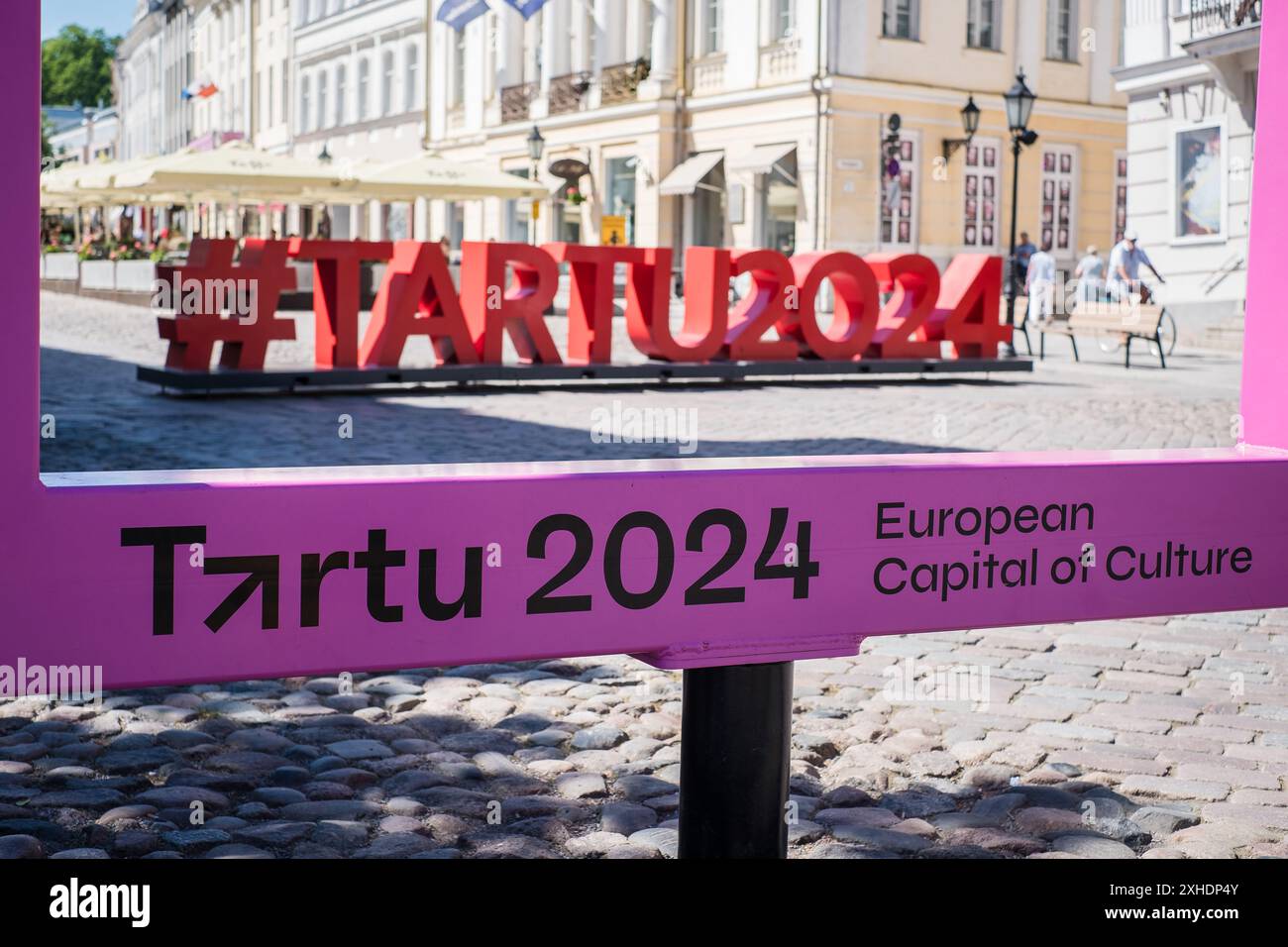 Tartu, Estland - 25. Mai 2024: Großes Schild mit dem Namen „#Tartu2024“ auf dem Rathausplatz im Zentrum der Altstadt, das die europäische Kulturhauptstadt des Jahres Ti fördert Stockfoto