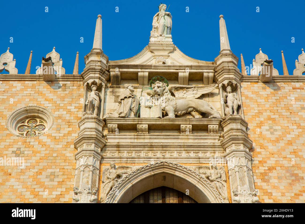 Details zur Fassade des Markusdoms. Venedig, Italien. Stockfoto