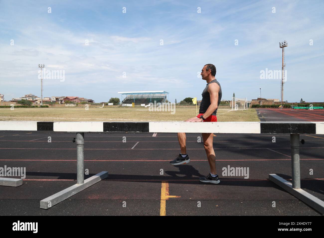 Die Definition der Athletenmuskulatur beim Dehnen Stockfoto