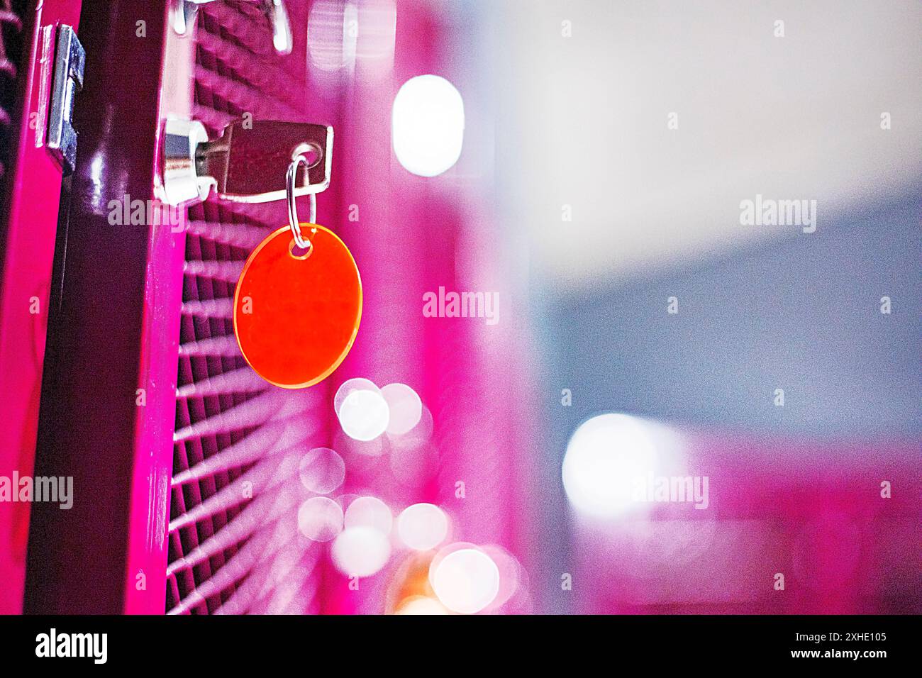 Schlüssel mit Schlüsselanhänger in Schränke zur Aufbewahrung persönlicher Gegenstände Stockfoto