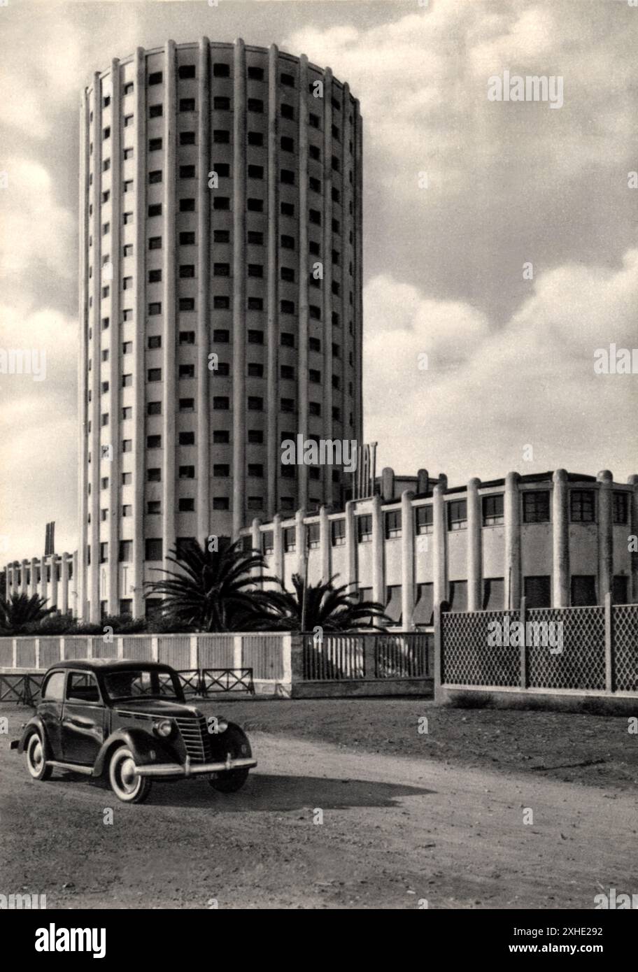 1955 C. , MARINA DI MASSA , TOSKANA , ITALIEN : THE COLONIA FIAT . Die Kolonie Edoardo Agnelli Marina ( COLONIA MARINA EDOARDO AGNELLI ), die für den Sommeraufenthalt der Kinder von FIAT-Mitarbeitern aus dem Werk Torino ( FABBRICA ITALIANA AUTOMOBILI TORINO - F.I.A.T.) bestimmt ist. Ex Torre Balilla oder Torre Marina oder Torre di Massa oder Torre FIAT . Das Hochhaus ( Grattacielo ) wurde 1933 nach einem Entwurf des Ingenieurs Vittorio Bonadè Bottino im Auftrag des Senators Edoardo Agnelli ( 1892–1935 ) errichtet. Unbekannter Fotograf. - MASSA CARRARA - MASSA-CARRARA - TOSCANA - MARE - MEER - COLONIA ELIOTERAPEUTICA BALN Stockfoto