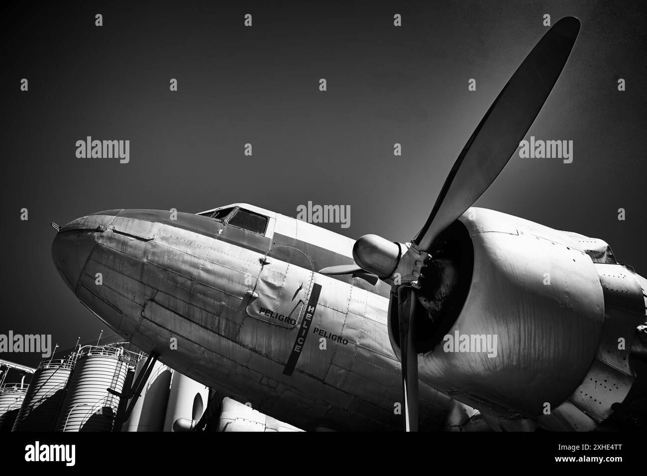 Malaga Aero Museum Aeromuseo und eine Douglas DC-3 auf dem Vorfeld des Flugzeuges mit den massiven Propellern vor tiefblauem Himmel Stockfoto