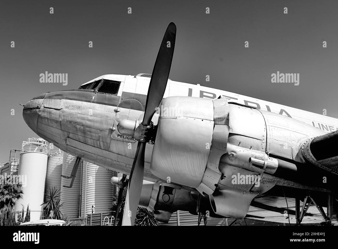 Malaga Aero Museum Aeromuseo und eine Douglas DC-3 auf dem Vorfeld des Flugzeuges mit den massiven Propellern vor tiefblauem Himmel Stockfoto
