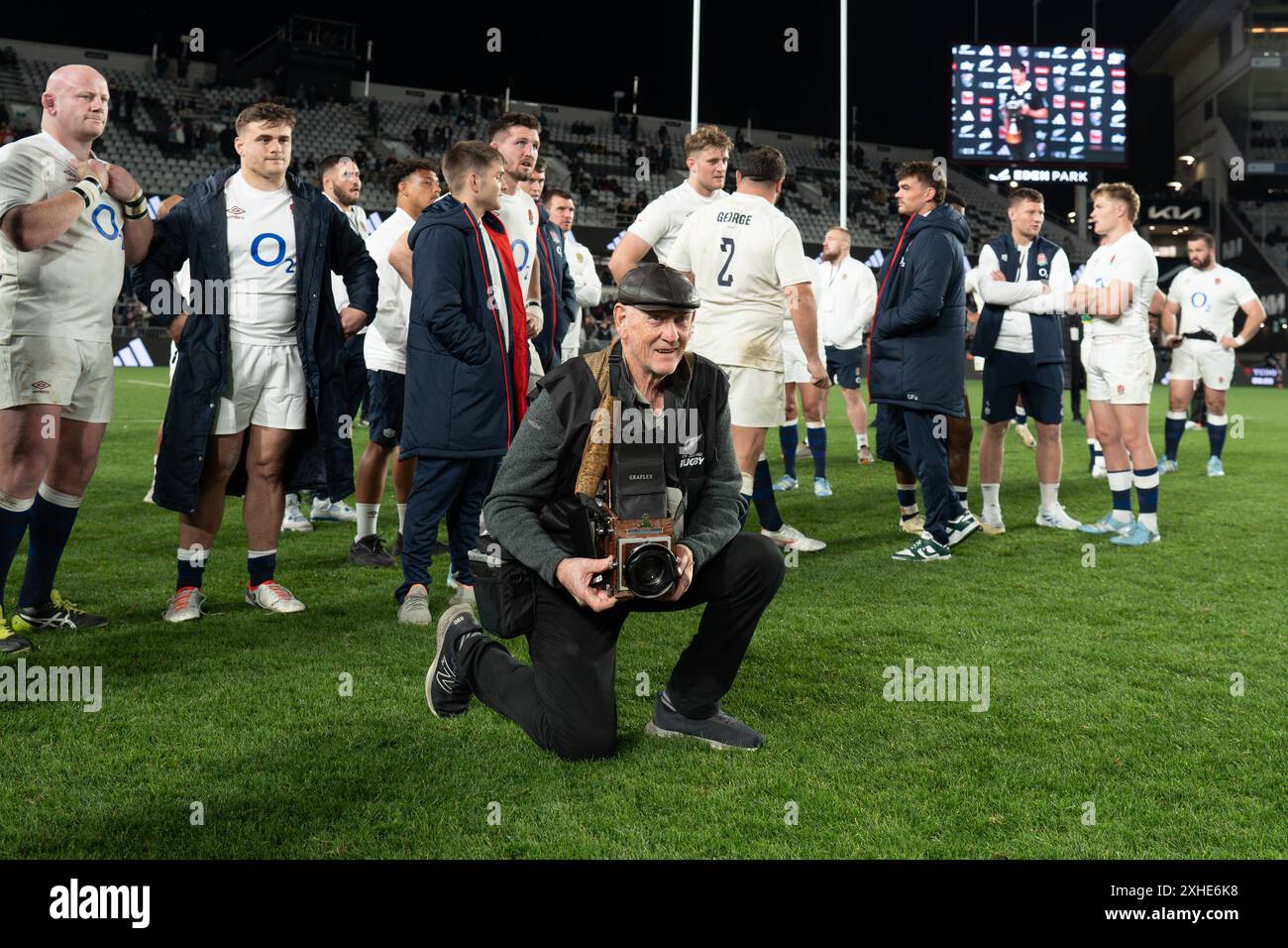 Auckland, Neuseeland. Juli 2024. Der neuseeländische Fotograf verwendet eine Box-Brownie-Kamera, um Momente aus dem diesjährigen Testprogramm festzuhalten. Dies ist eine Feier, die zum 100. Jahrestag der Invincibles Tour auf den britischen Inseln gefeiert wurde. New Zealand All Blacks gegen England. Steinlager Ultra Low Carb, zweiter Test. Auckland. Neuseeland. Neuseeland schlägt England 24-17 (HT 13-14). (Joe Serci/SPP) Credit: SPP Sport Press Photo. /Alamy Live News Stockfoto