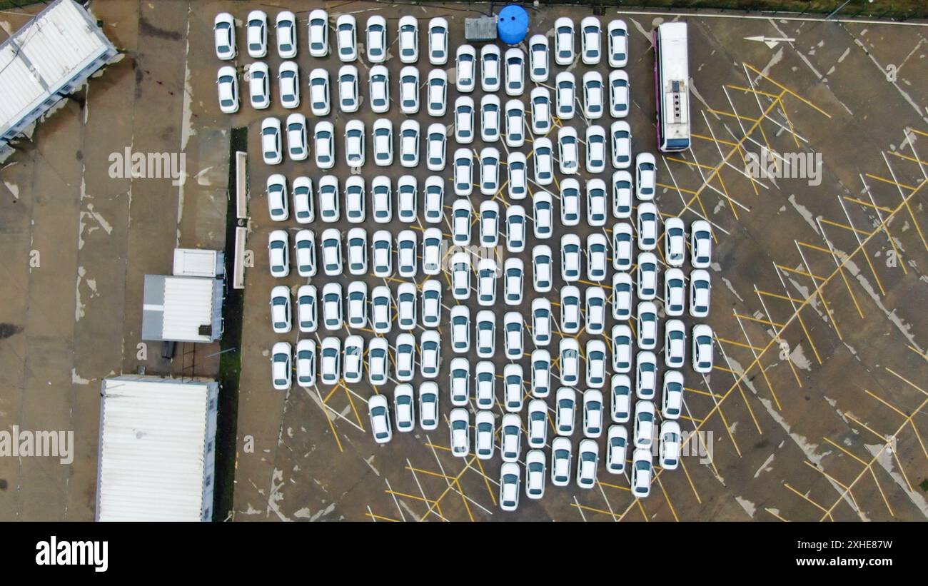 Autos, die die Fabrik verlassen, warten im Hafen auf den internationalen Handel Stockfoto