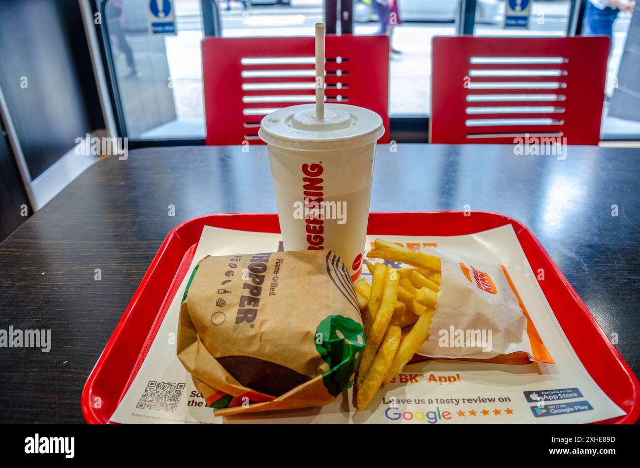 Eine Whopper-Mahlzeit in einem Burger King-Fast-Food-Restaurant Stockfoto