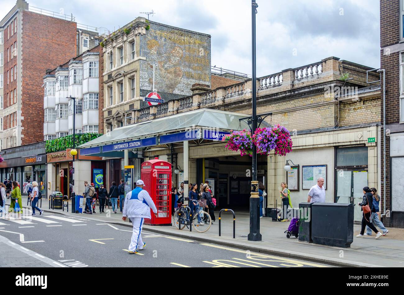 Vordereingang zur U-Bahnstation Bayswater London am Queensway Stockfoto