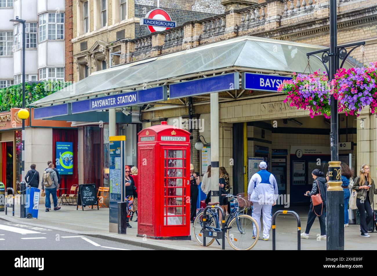 Vordereingang zur U-Bahnstation Bayswater London am Queensway Stockfoto