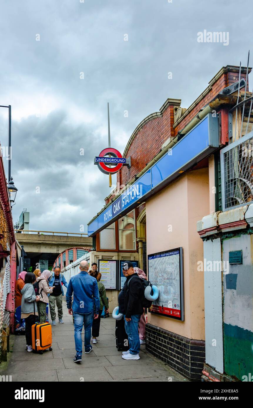 Passagiere stehen vor dem Eingang zur U-Bahnstation Royal Oak London Stockfoto