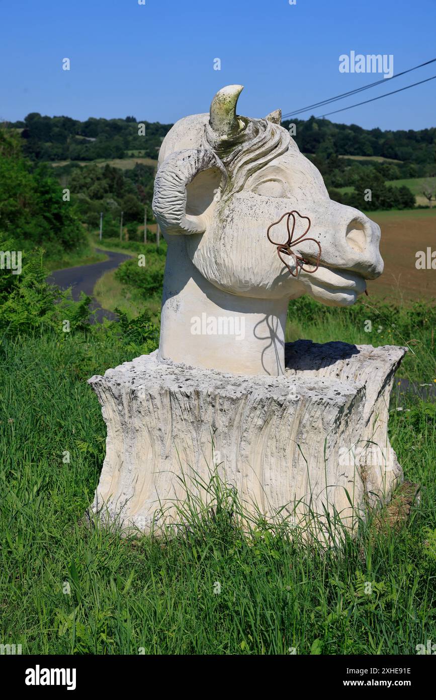 Kuhstatue in der Landschaft von Limousin in Frankreich. Tribut an die berühmte Limousin-Kuh. Corrèze, Limousin, Frankreich, Europa. Foto: Hugo Martin/ Stockfoto
