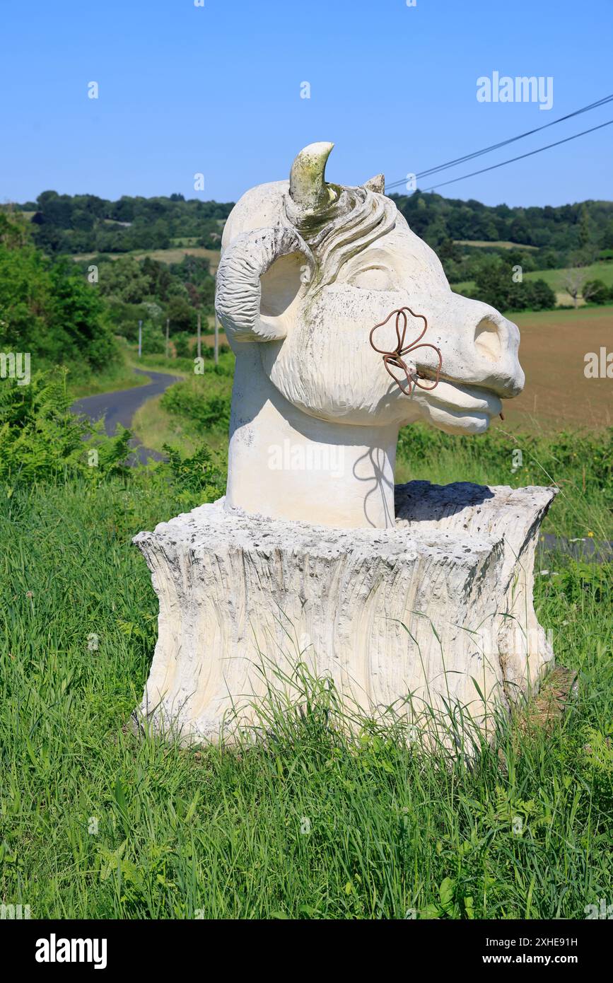 Kuhstatue in der Landschaft von Limousin in Frankreich. Tribut an die berühmte Limousin-Kuh. Corrèze, Limousin, Frankreich, Europa. Foto: Hugo Martin/ Stockfoto