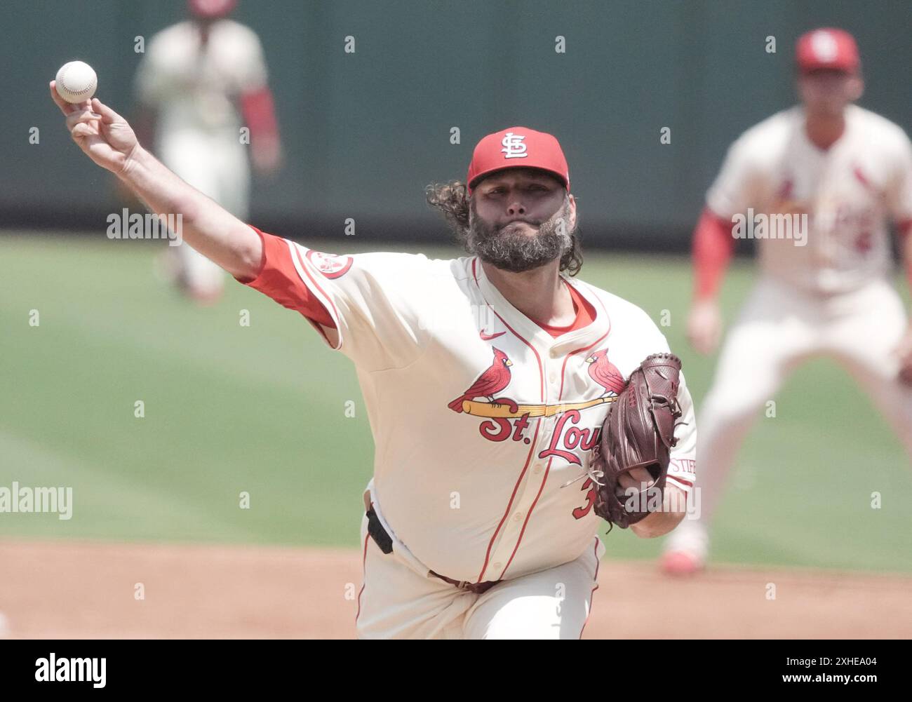 St. Louis, Usa. Juli 2024. Lance Lynn, der den Start der St. Louis Cardinals startet, liefert den Chicago Cubs im zweiten Inning im Busch Stadium in St. Louis am Samstag, den 13. Juli 2024 ein Pitch. Foto: Bill Greenblatt/UPI Credit: UPI/Alamy Live News Stockfoto