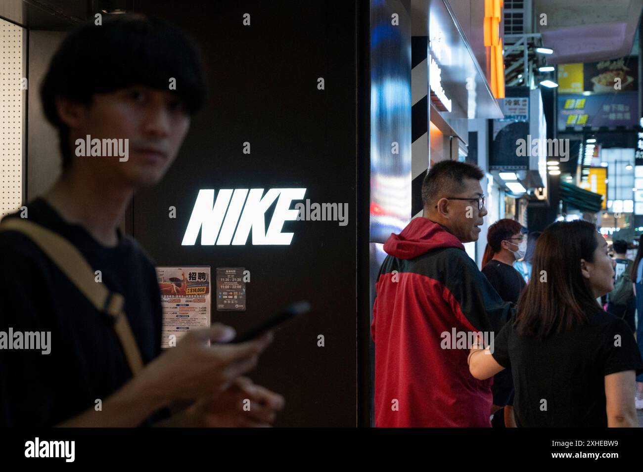 Hongkong, China. Juli 2024. Käufer werden im US-amerikanischen multinationalen Nike Store in Hongkong gesehen. Quelle: SOPA Images Limited/Alamy Live News Stockfoto