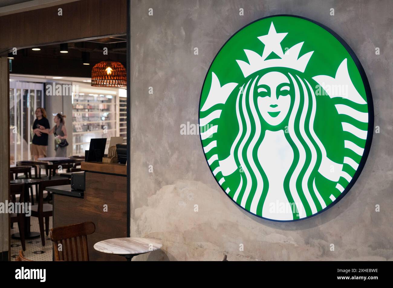 Hongkong, China. Juli 2024. Starbucks Coffee Store und Logo der amerikanischen multinationalen Kette in Hongkong. Quelle: SOPA Images Limited/Alamy Live News Stockfoto