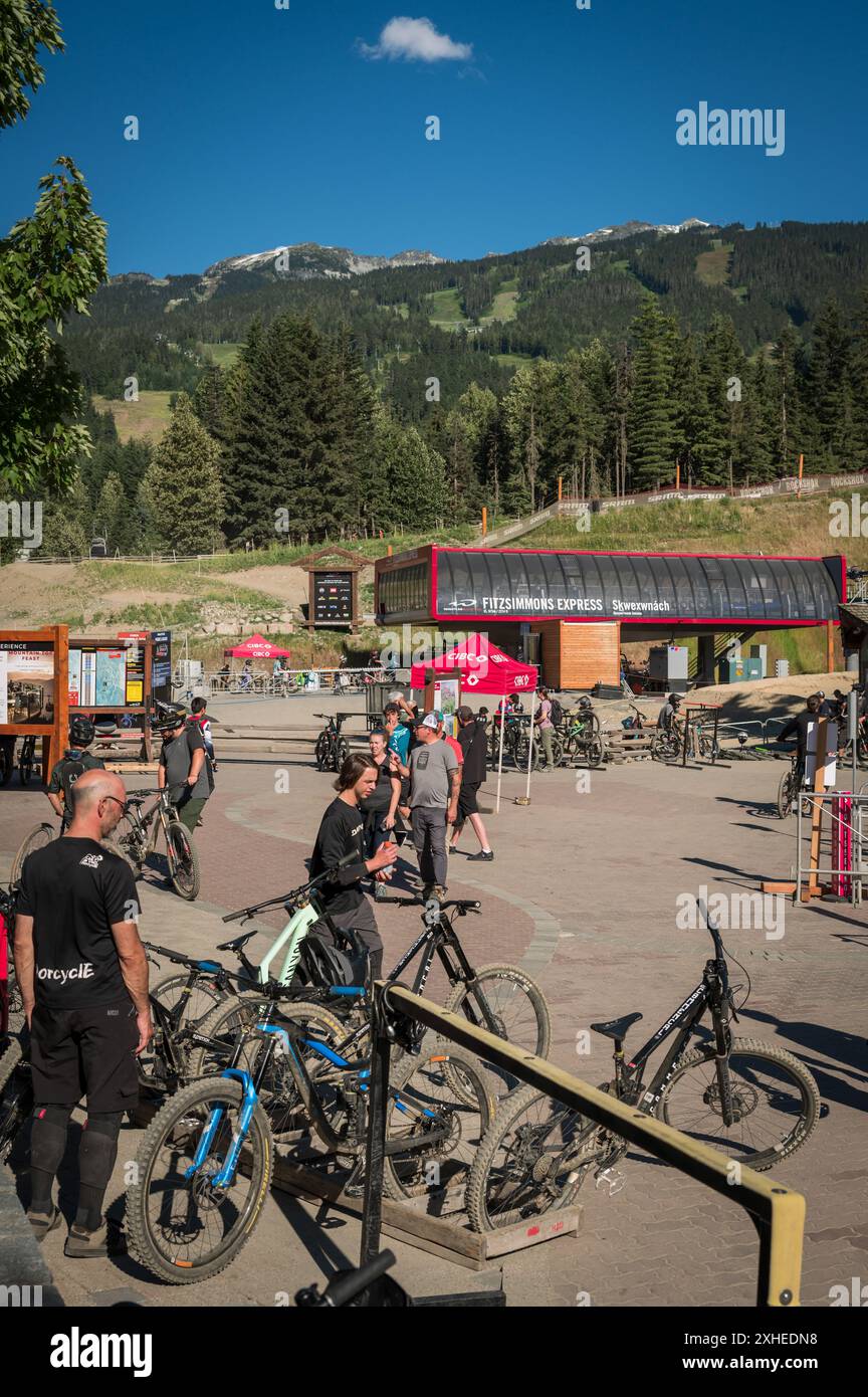 Mountainbiker am Fuße des Whistler-Blackcomb Mountainbikeparks. Ein klarer, heißer Tag im Sommer mit blauem Himmel. Stockfoto