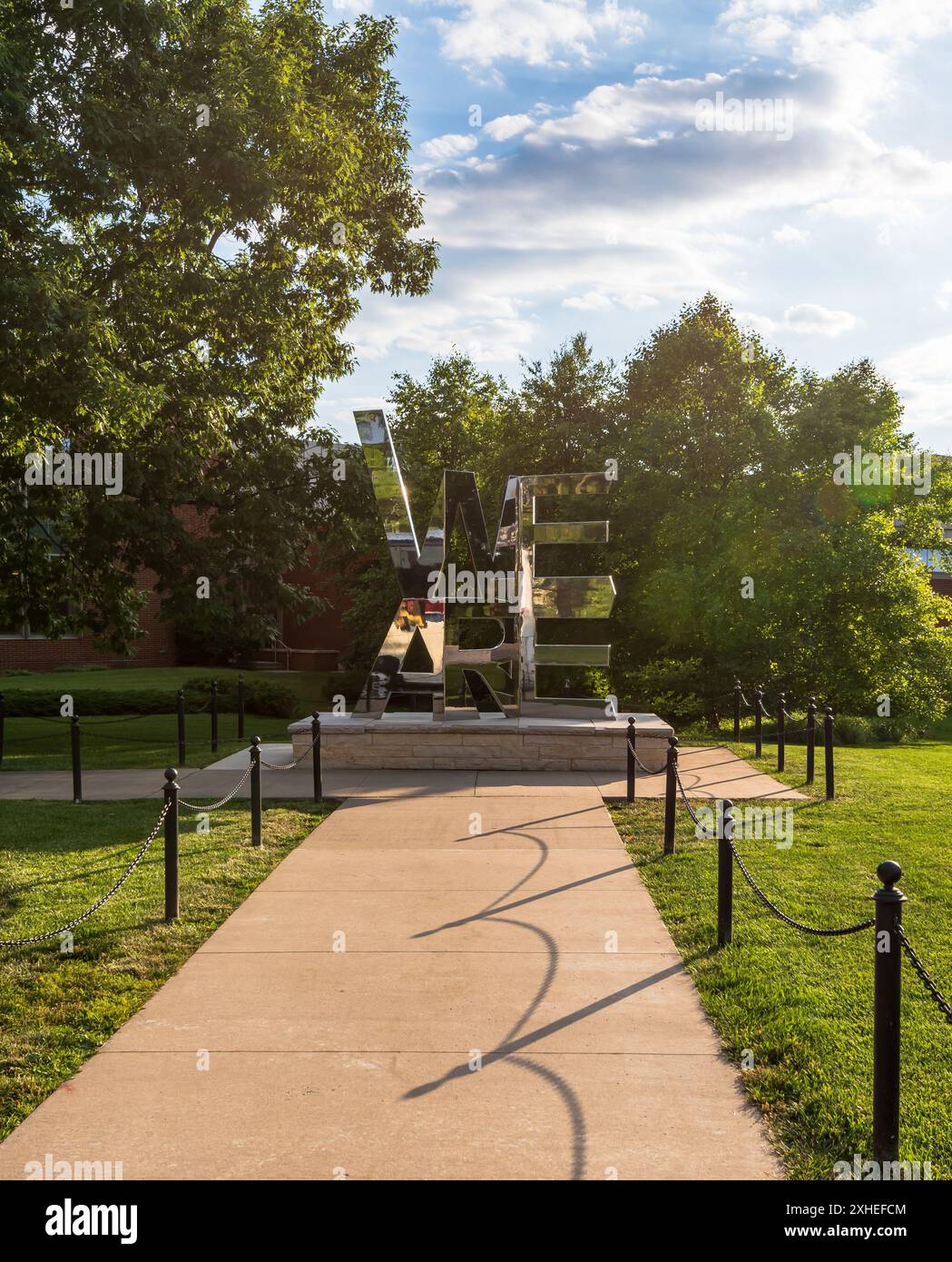 Die Skulptur „Wir sind“ auf dem Campus der Penn State University im State College, Pennsylvania, USA Stockfoto