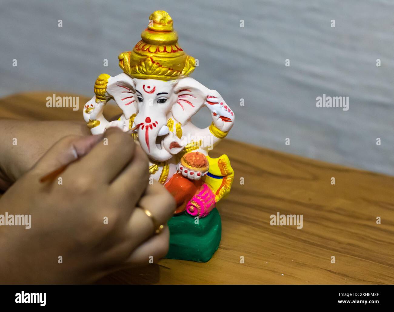 Der hindugott Ganpati-Idol wird aus Anlass von ganesh Chaturthi gemalt Stockfoto