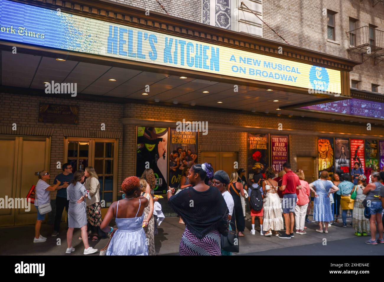 New York, Usa. Juli 2024. Am 13. Juli 2024 versammelten sich die Menschen nach der Musicalshow Hell's Kitchen im Shubert Theatre am Broadway, New York, USA. (Foto: Beata Zawrzel/NurPhoto) Credit: NurPhoto SRL/Alamy Live News Stockfoto