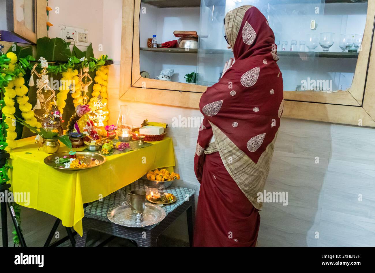 Geweihte Anbetung des heiligen hindugottes ganesha-Idol mit heiligem Opfer zu Hause in ganesh Chaturthi Stockfoto