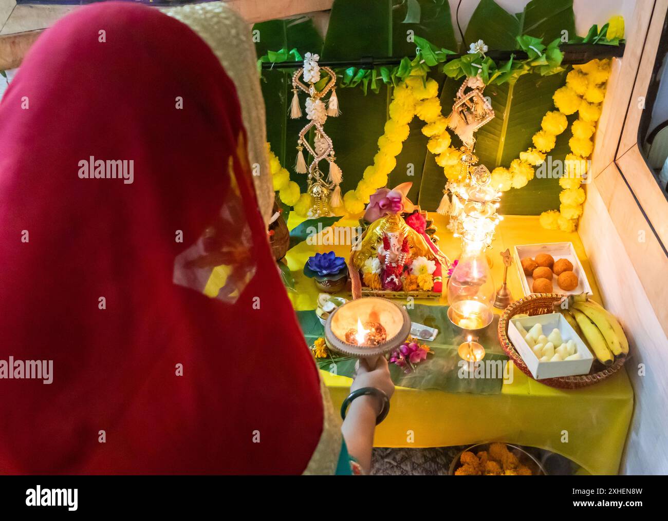 Geweihte Anbetung des heiligen hindugottes ganesha-Idol mit heiligem Opfer zu Hause in ganesh Chaturthi Stockfoto