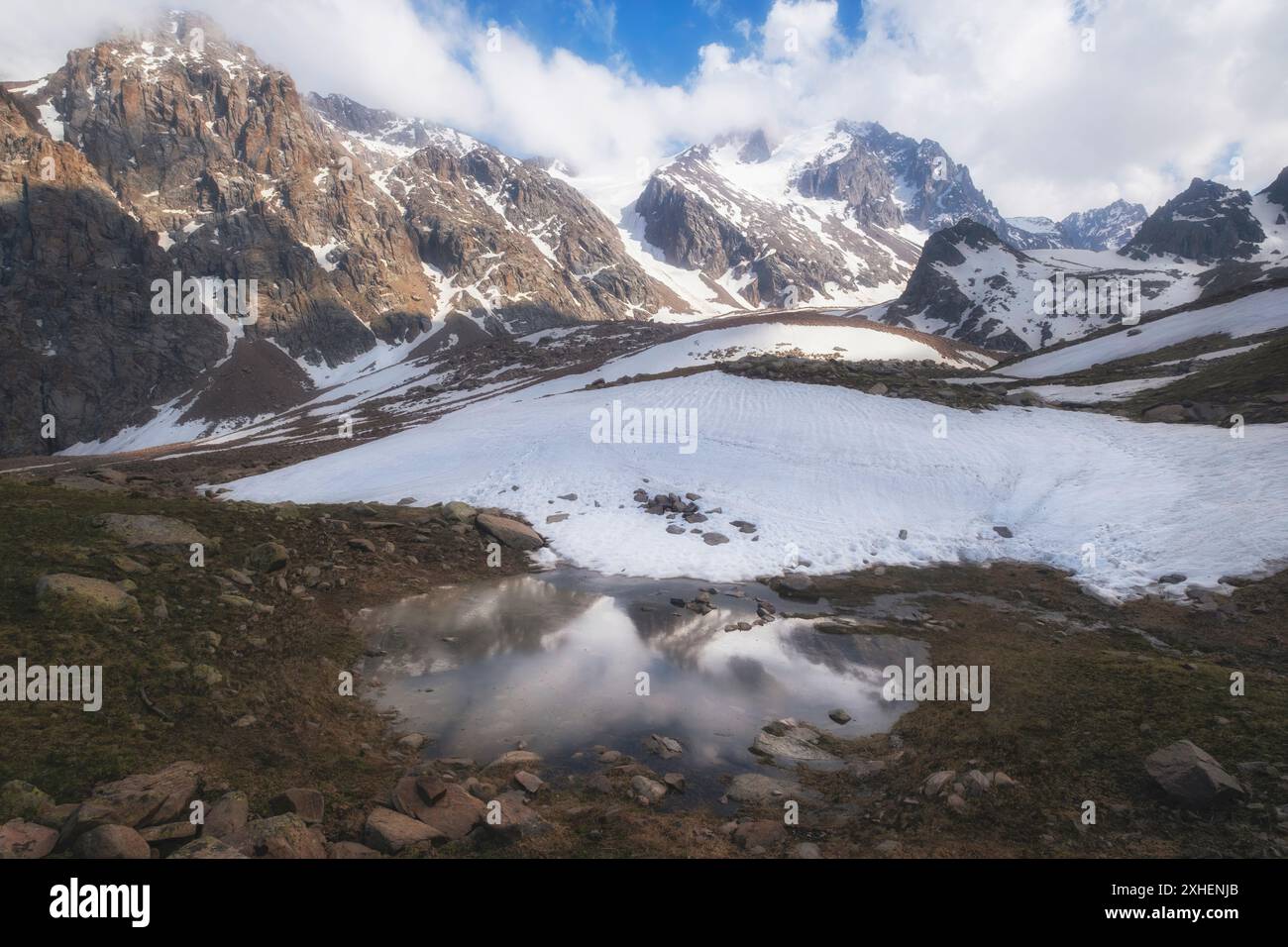Alpengletscher See hoch in den Tien Shan Bergen in Kasachstan Almaty am Talgarpass, wo Berggipfel, Felsen und ewiges Eis reflektiert werden Stockfoto