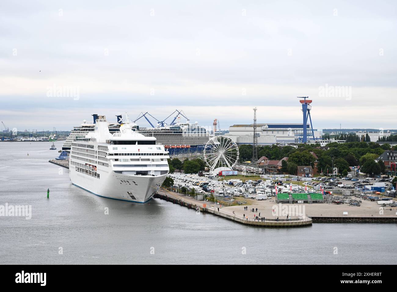 Blick auf das Kreuzfahrtterminal Warnemünde. Samstag, den 13. Juli 2024, kommt es in Warnemünde erneut zu einem Dreifachanlauf durch Kreuzfahrtschiffe. AIDAdiva, Celebrity Silhouette und die Seven Seas Mariner haben in den Morgenstunden nacheinander in Warnemünde angelegt. Warnemünde Mecklenburg-Vorpommern Deutschland *** Blick auf den Kreuzfahrthafen Warnemünde am Samstag, den 13. Juli 2024, gibt es in Warnemünde einen weiteren Dreifachanflug von den Kreuzfahrtschiffen AIDAdiva, Celebrity Silhouette und der Sieben Seas Mariner, die nacheinander in Warnemünde anlegen Stockfoto