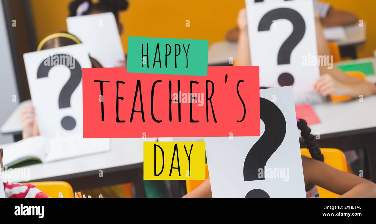 Bild des Textes des Lehrertags über verschiedenen Schülern, die Fragezeichen im Klassenzimmer halten Stockfoto