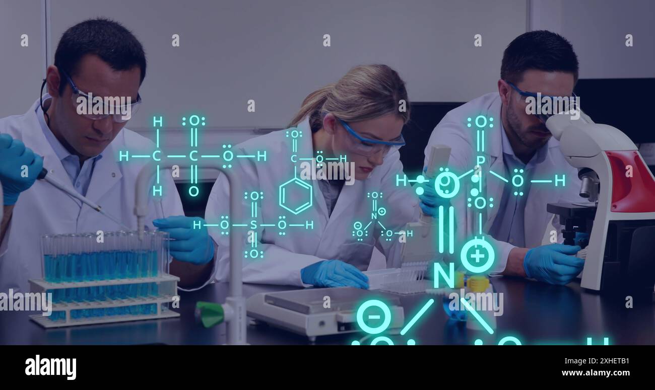 Bild der Datenverarbeitung über verschiedene Studenten im Labor Stockfoto