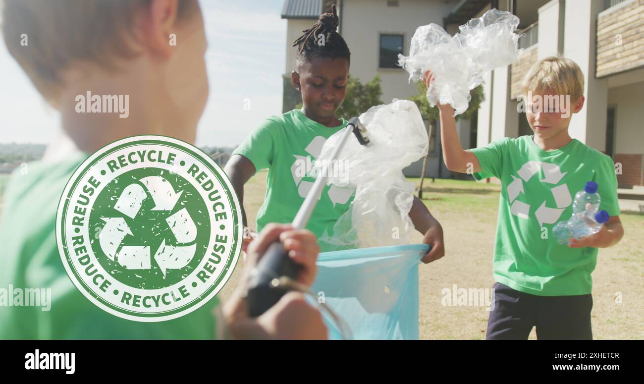 Bild des Recycling-Logos über glücklichen Schülern, die außerhalb der Schule Plastik sammeln Stockfoto