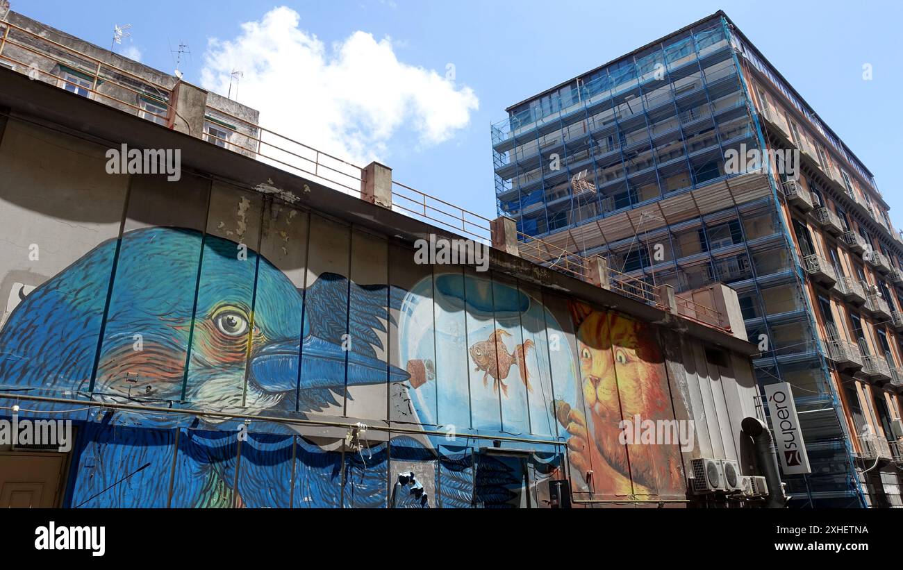 Neapel, Italien. Juni 2024. Ein gemaltes Graffiti auf der Fassade eines Gebäudes im Stadtzentrum. Stockfoto