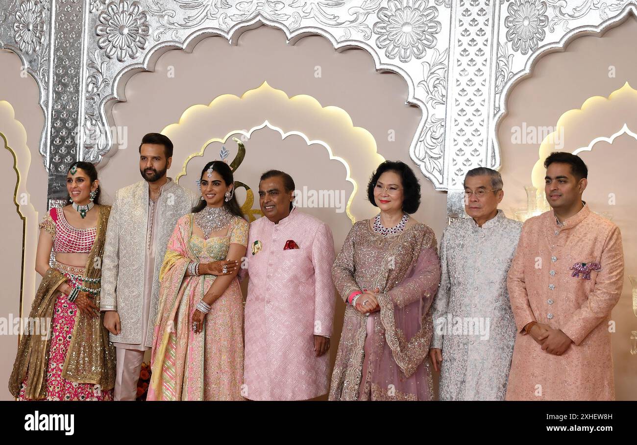 Mumbai, Indien. Juli 2024. L-R Shloka Mehta (Ehefrau von Akash Ambani), Anand Piramal (Exekutivdirektor der Gruppe Piramal), Isha Ambani, indischer Geschäftsmann Mukesh Ambani, thailändische Geschäftsfrau, Sportverwalterin und Mitglied des Internationalen Olympischen Komitees (IOC) Khunying Patama Leeswadtrakul, Dr. Somsak Leeswadtrakul und Akash Ambani (Sohn des indischen Geschäftsmannes Mukesh Ambani) posieren für ein Foto auf der Hochzeitszeremonie von Anant Ambani und Radhika Merchant in Mumbai. Quelle: SOPA Images Limited/Alamy Live News Stockfoto