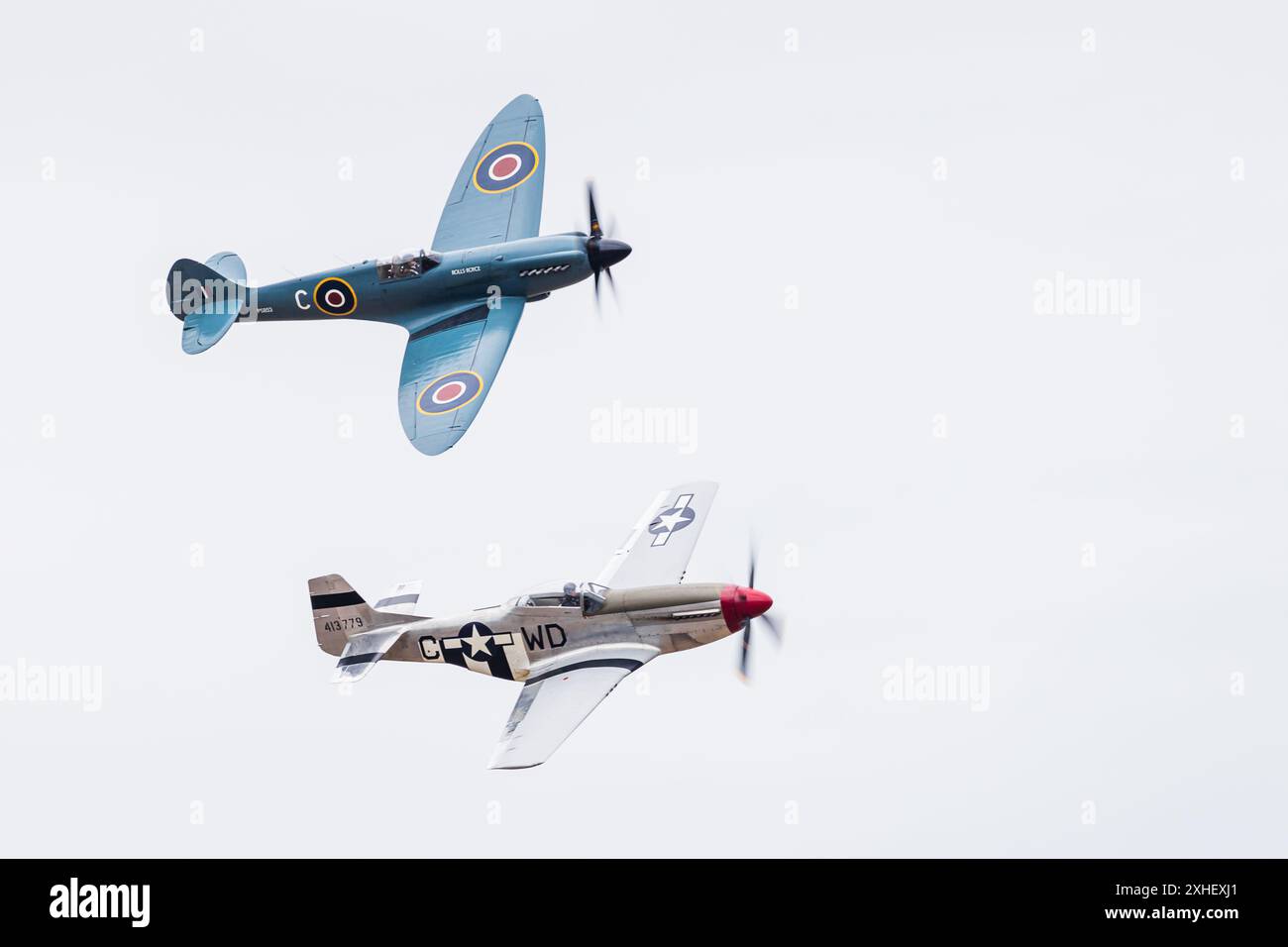 Supermarine Spitfire und ein P-51d Mustang wurden auf der Southport Airshow in Merseyside, England, am 13. Juli 2024 gezeigt. Stockfoto