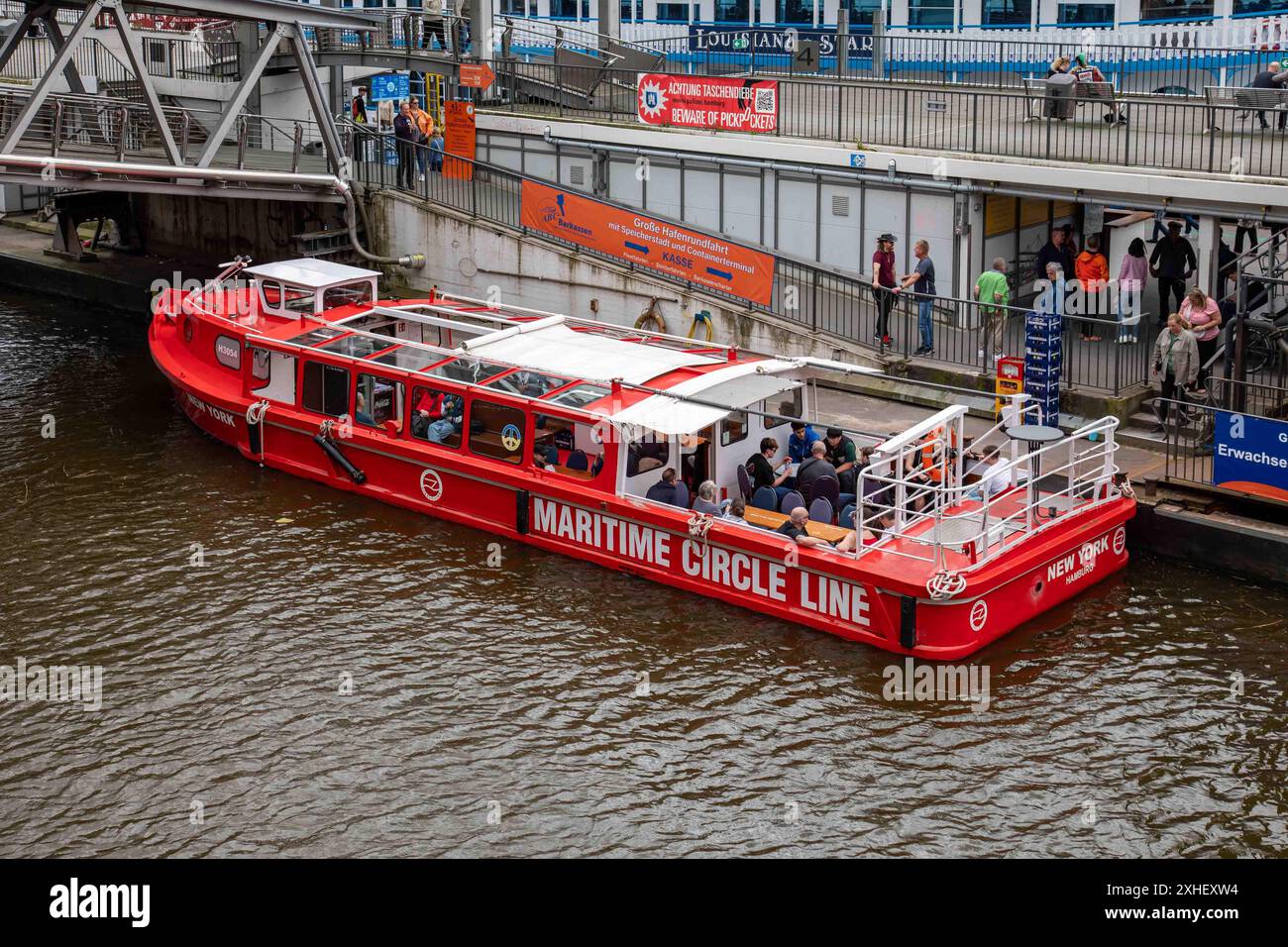 Das Elbfluß-Tourschiff M/S New York der Maritime Circle Line liegt an den Landungsbrücken im Hamburger Stadtteil St. Pauli Stockfoto