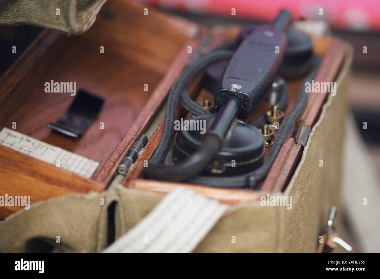 UdSSR-Feldtelefon für Kommunikation im Zweiten Weltkrieg. Historische Gegenstände aus der Sowjetunion Stockfoto