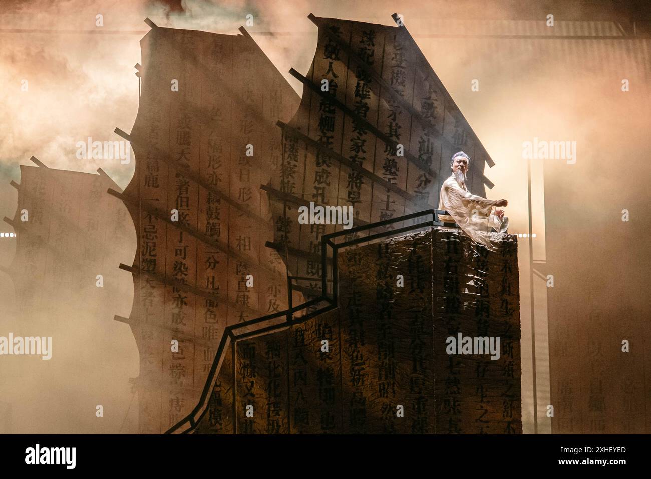 (240714) -- NANCHANG, 14. Juli 2024 (Xinhua) -- ein Schauspieler tritt während des Tanzdramas „die Ausbeutung der Werke der Natur“ („Tian Gong Kai Wu“) in Nanchang, ostchinesischer Provinz Jiangxi, 1. Juni 2024 auf. ZU „Across China: Century-Old Science Classic Is Alive on Stage“ (Jiangxi Cultural Performance Group/Handout via Xinhua) Stockfoto