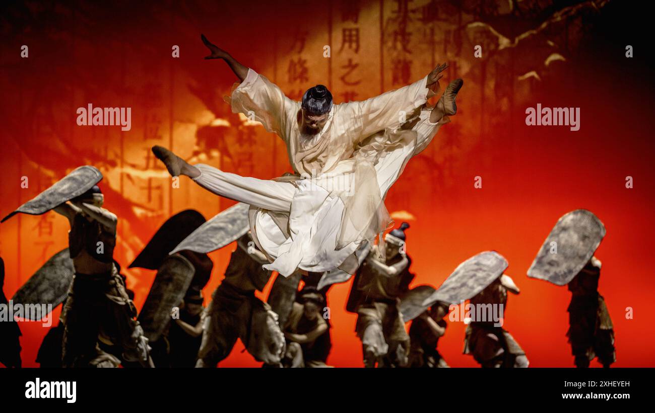 (240714) -- NANCHANG, 14. Juli 2024 (Xinhua) -- Schauspieler treten während des Tanzdramas „die Ausbeutung der Werke der Natur“ („Tian Gong Kai Wu“) in Nanchang, ostchinesischer Provinz Jiangxi, 1. Juni 2024 auf. ZU „Across China: Century-Old Science Classic Is Alive on Stage“ (Jiangxi Cultural Performance Group/Handout via Xinhua) Stockfoto