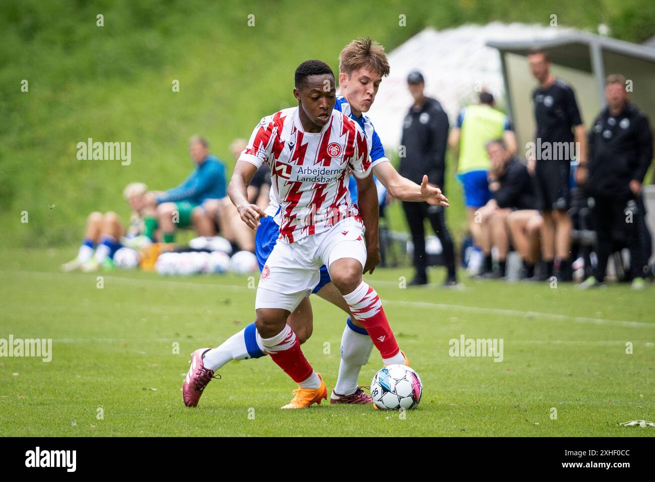 Middelfart, Dänemark. Juli 2024. Kelvin John von Aalborg BK wurde während eines Testspiels zwischen Odense Boldklub und Aalborg BK im Middelfart Stadion in Middelfart gesehen. Stockfoto