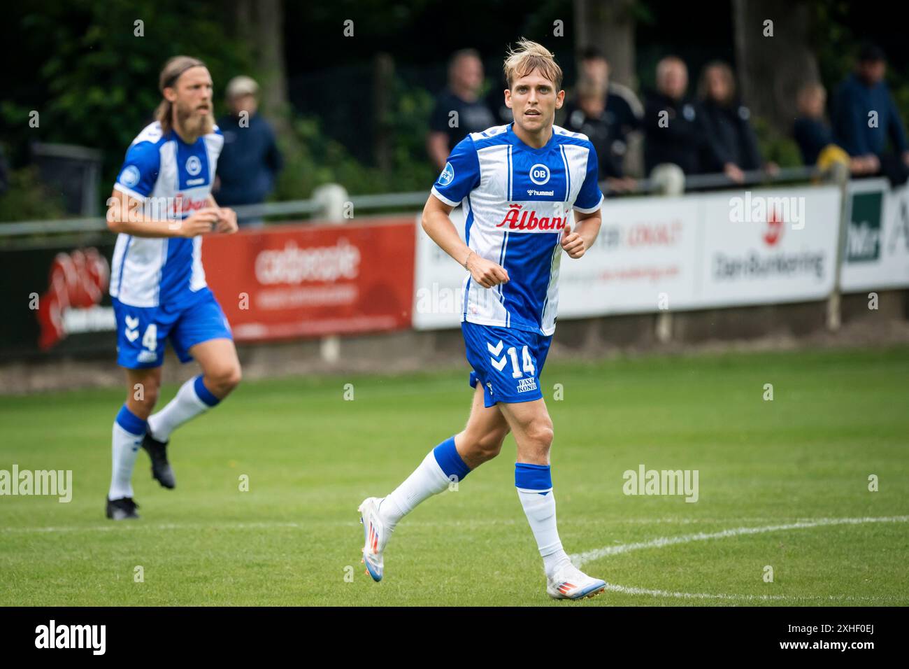 Middelfart, Dänemark. Juli 2024. Gustav Grubbe (14) von Odense BK wurde während eines Testspiels zwischen Odense Boldklub und Aalborg BK im Middelfart Stadion in Middelfart beobachtet. Stockfoto