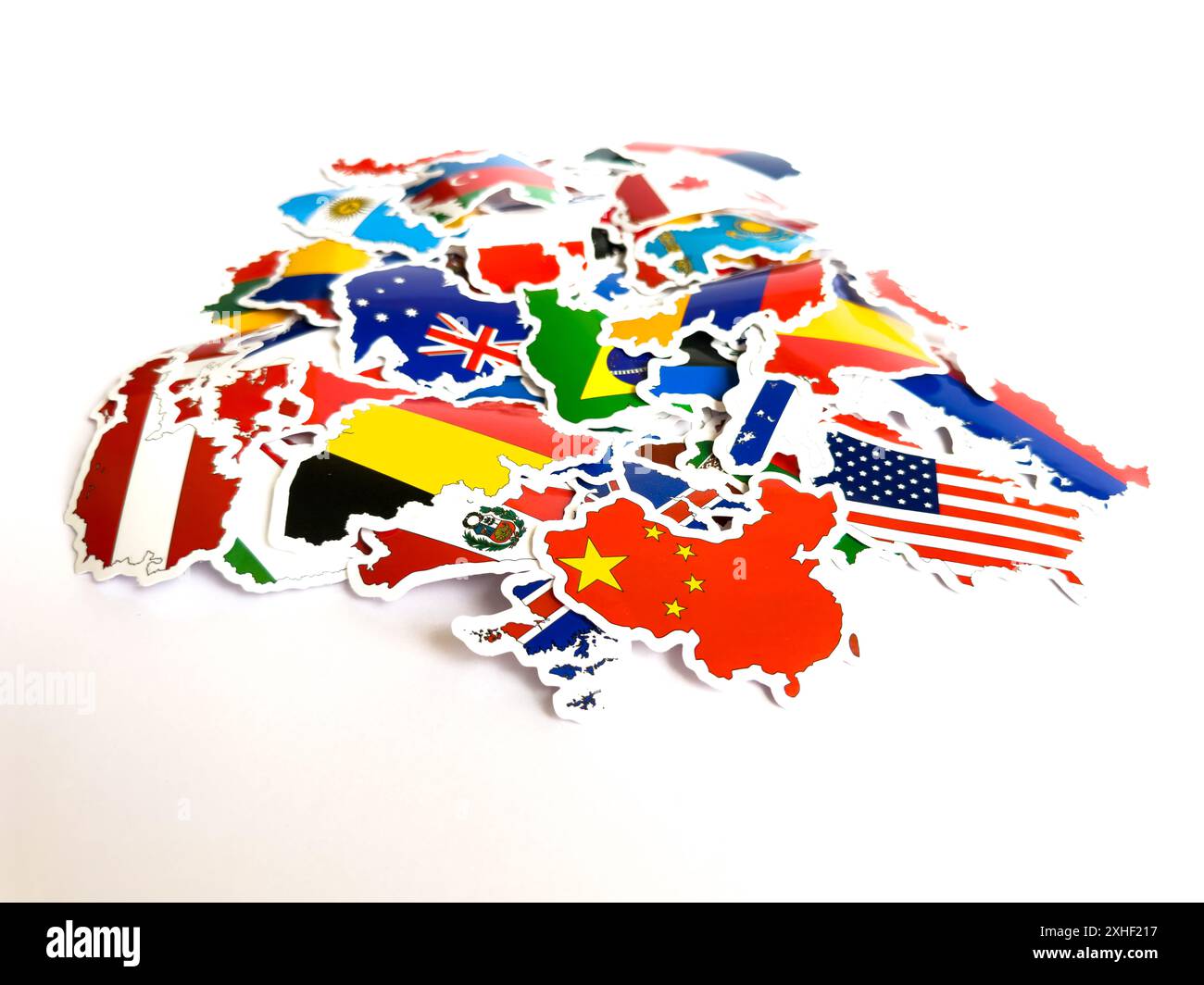 Verschiedene internationale Flaggenkarten-Aufkleber auf isoliertem weißem Hintergrund Stockfoto