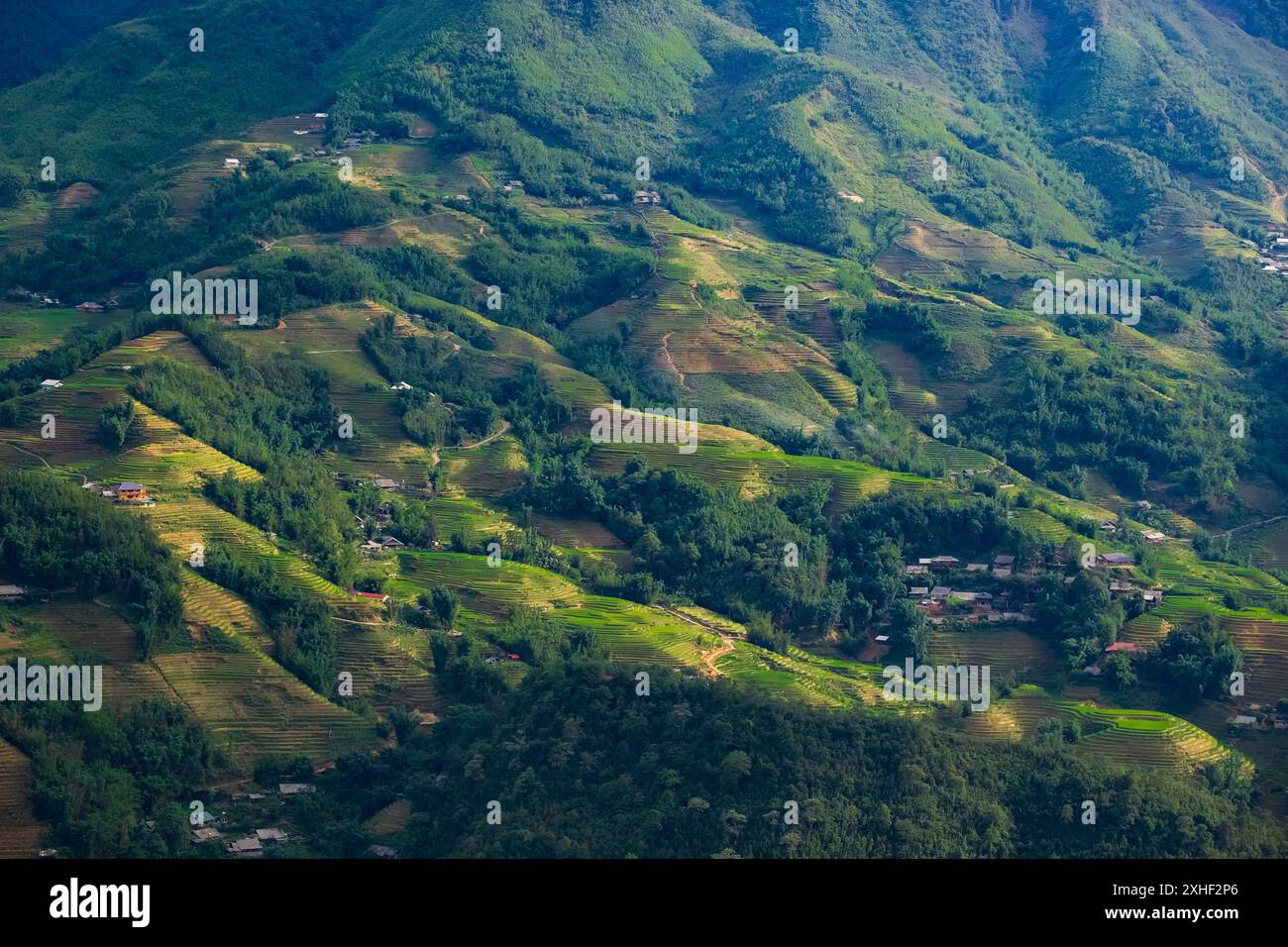 Blick auf Sapa Stadt, Lao Cai Provinz, Nordvietnam. Grüne Berge und Häuser in Sa Pa Vietnam. Wunderschöne Dörfer in Sa Pa. Idealer Ort für hik Stockfoto