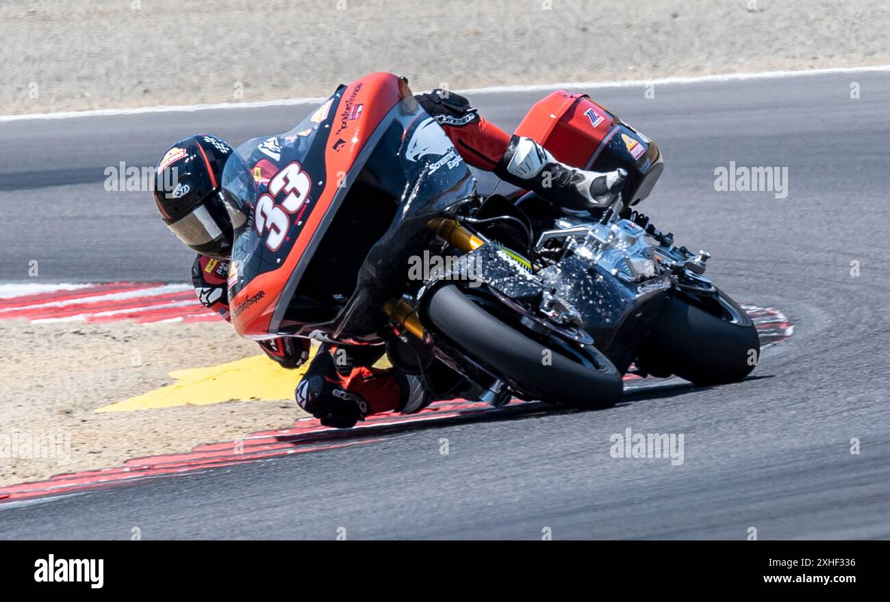 12. Juli 2024 Monterey, CA, USA: Rider Kyle Wyman Harley-Davidson Factory Racing (33) kommt während des Mission Foods MotoAmerica King of the Baggers Practice 1 in Runde 3 in der WeatherTech Laguna Seca Monterey, CA Thurman James/CSM Stockfoto