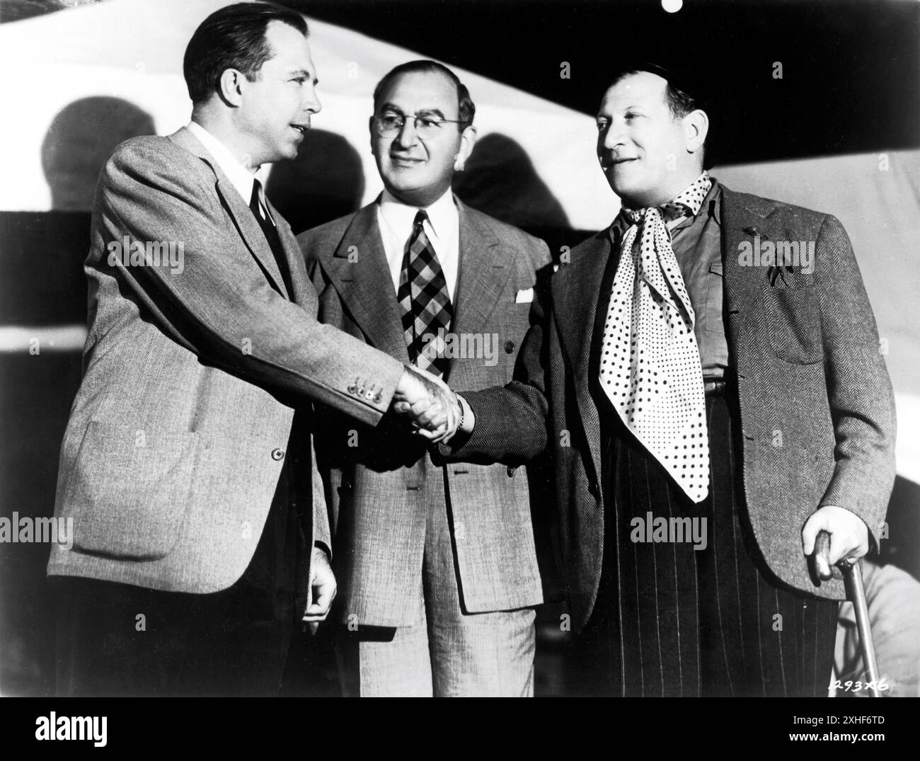 Regisseur KING VIDOR und Studio Executive BEN GOETZ begrüßten Regisseur GREGORY RATOFF im März 1943 an seinem ersten Drehtag des SONGS OF RUSSIA (veröffentlicht 1944) mit Robert Taylor und Susan Peters Publicity für Metro Goldwyn Mayer in den MGM Studios Stockfoto