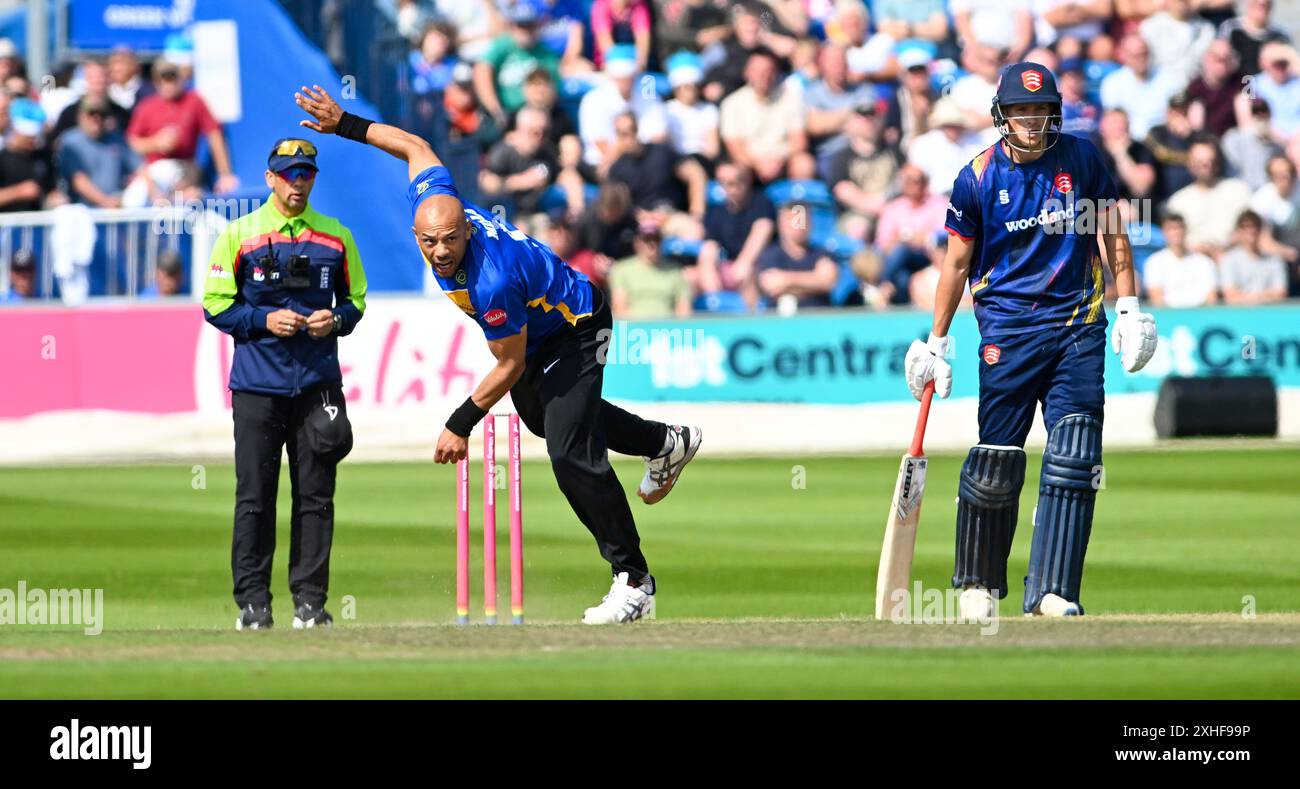 Hove UK 13. Juli 2024 - Tymal Mills Bowling für Sussex Sharks während des Cricketspiels Vitality T20 Blast zwischen Sussex Sharks und Essex auf dem 1. Central County Ground in Hove : Credit Simon Dack /TPI/ Alamy Live News Stockfoto