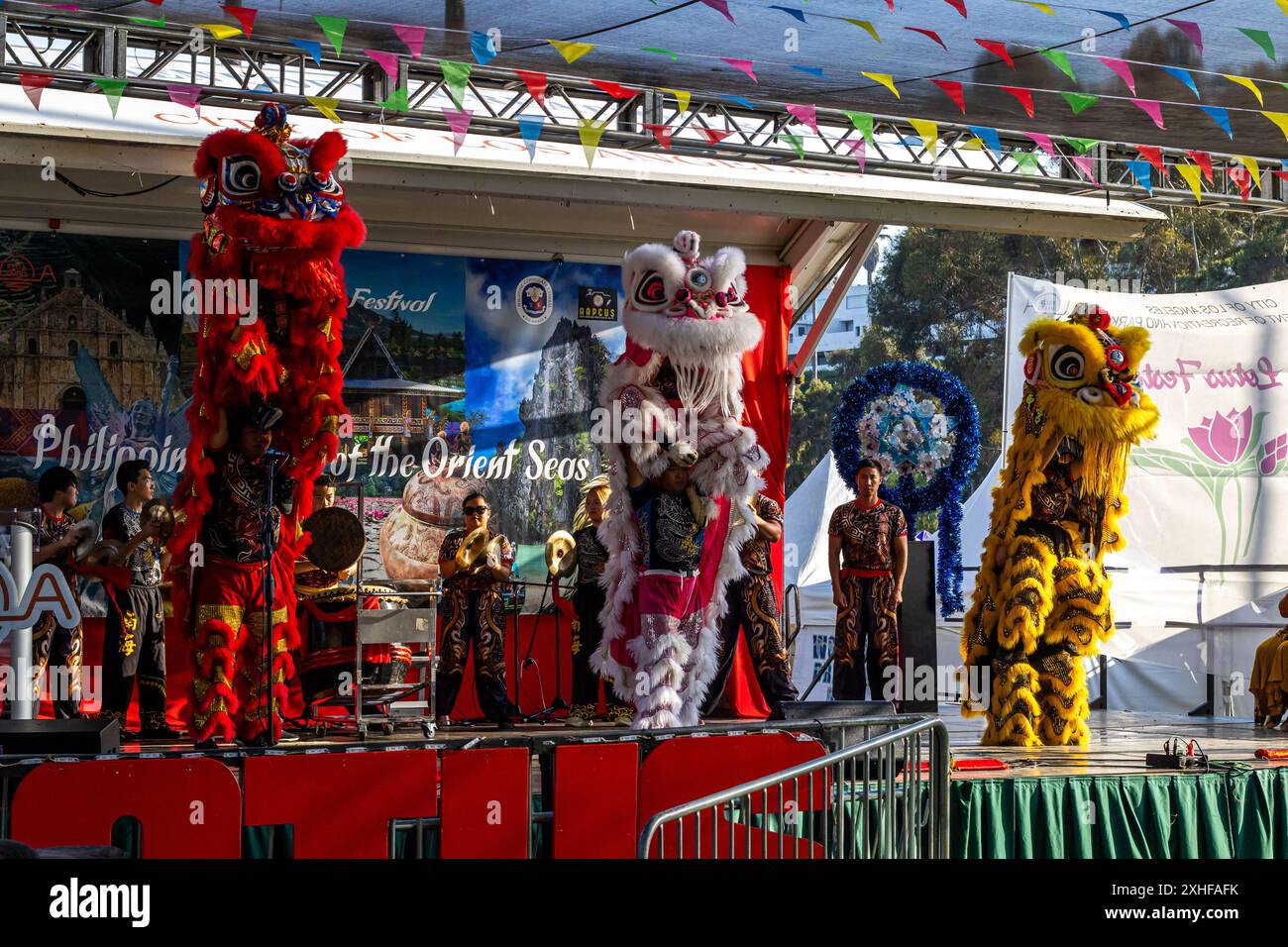 Los Angeles, USA. Juli 2024. Mitglieder von Los Angeles Kun Seng Keng spielen den Lion Dance beim 43. Jährlichen Lotus Festival in Echo Park, Los Angeles, Kalifornien. Dieses Jahr ging es um die Menschen und die Kultur der Philippinen; das Festival feiert die südostasiatische Kultur. Quelle: Stu Gray/Alamy Live News Stockfoto